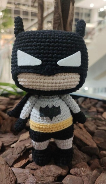 Foto de um amigurumi estilo Funko do personagem Batman