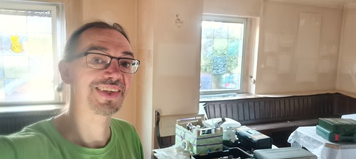Mattus macht ein selfie in der noch nicht gestrichenen, zukünftigen Bar