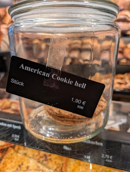 A cookie jar for selling cookies labeled with "American Cookie hell - Stück 1,90€"