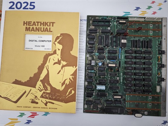 Un manuel Heathkit Digital Computer Model H88 à côté de la carte CPU H88 (environ 22x28cm)