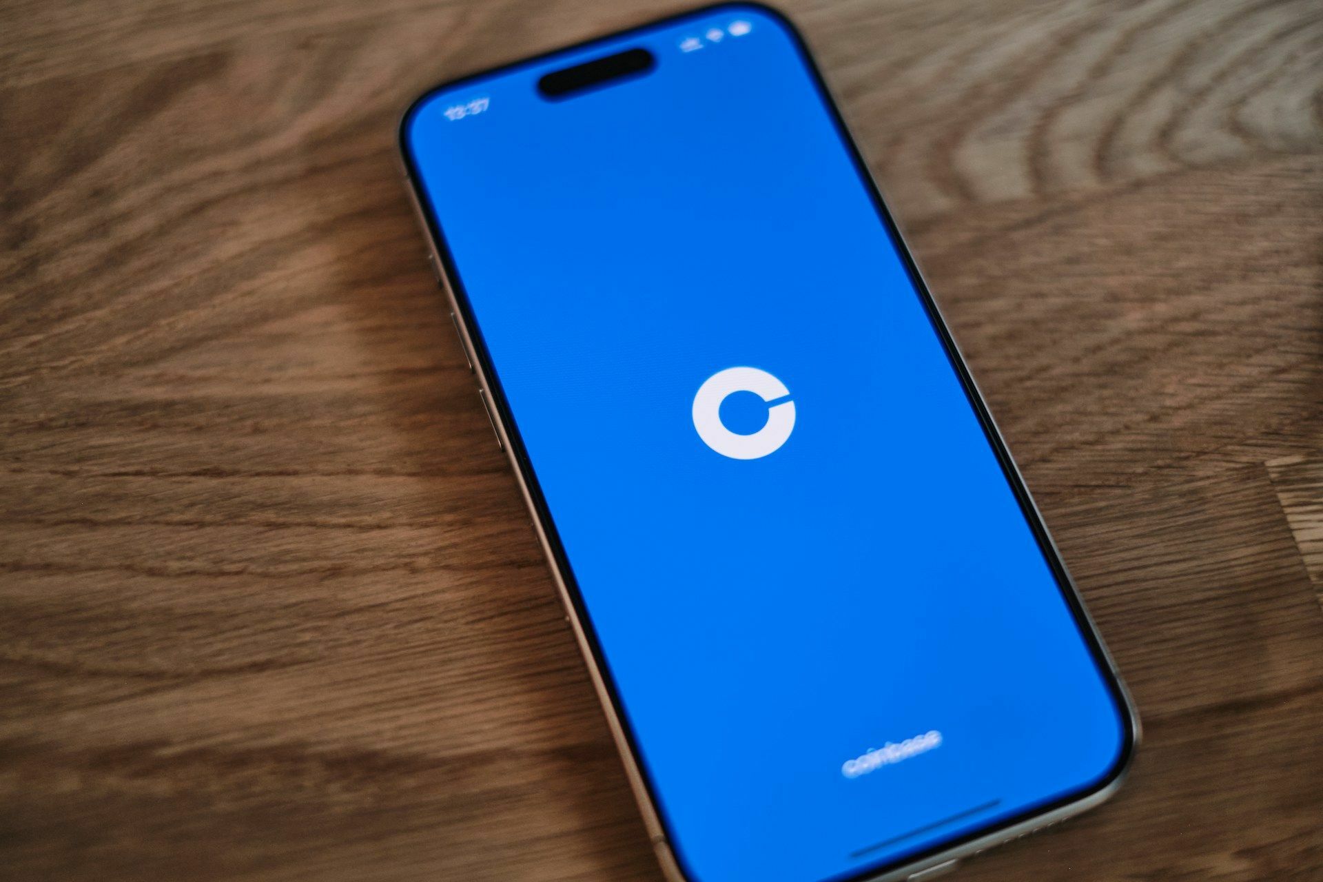Coinbase app opening screen on mobile phone (appshunter.io/Unsplash)