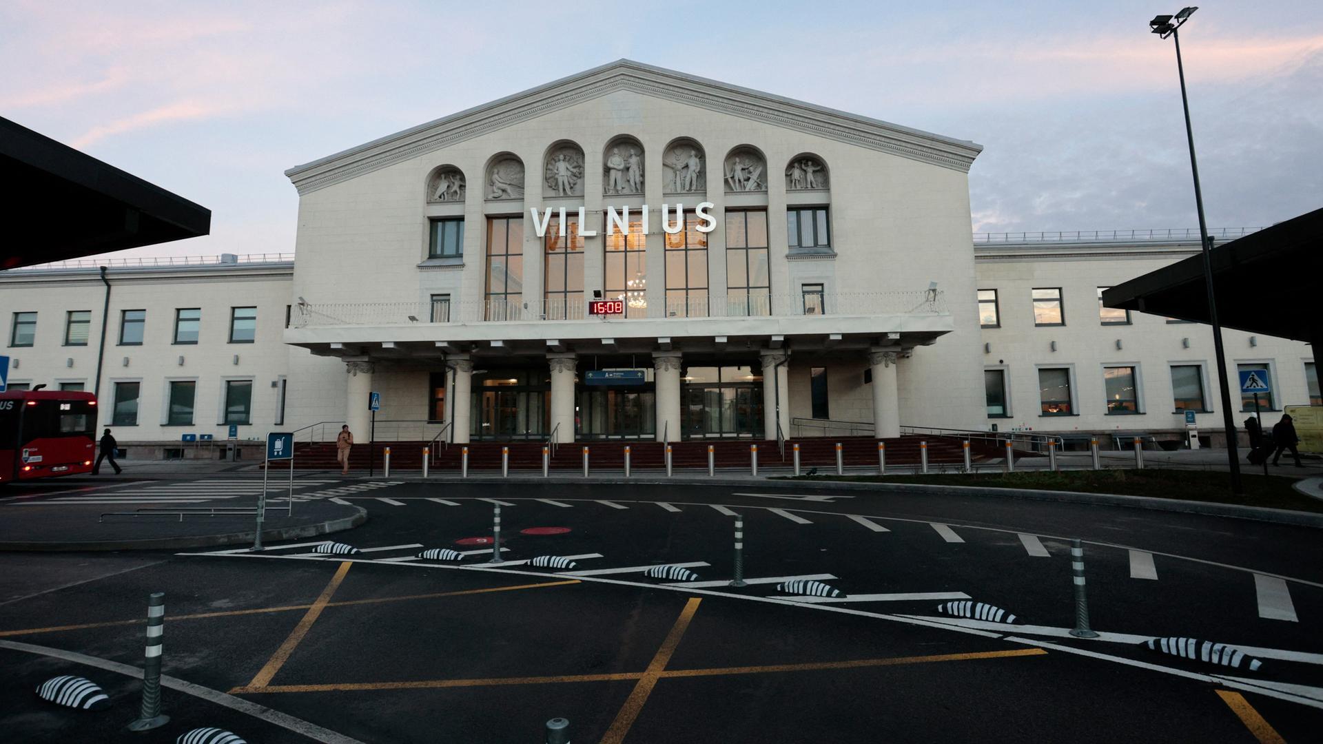 Zu sehen ist der Haupteingang des Flughafens in Vilnius.